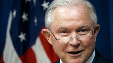 Trump ataca a Sessions al decir “no tengo fiscal general”