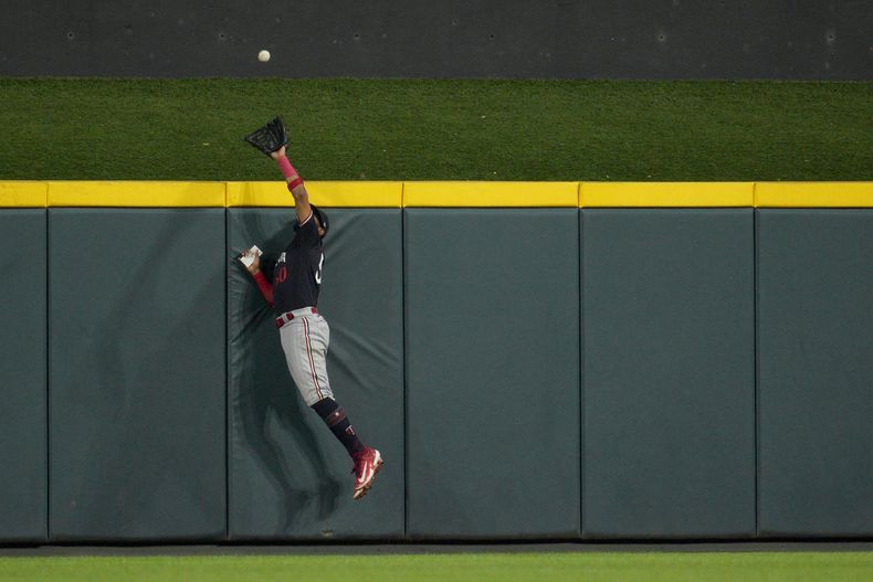 El boricua Willi Castro, jardinero izquierdo de los Mellizos de Minnesota, atrapa una pelota en el juego del martes 19 de septiembre de 2023, ante los Rojos de Cincinnati (AP Foto/Jeff Dean)