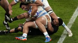 Ardie Savea de Nueva Zelanda taclea a Facundo Isa de Argentina en el encuentro de semifinales de la Copa Mundial de Rugby en el Estadio de Francia el viernes 20 de octubre del 2023. (AP Foto/Themba Hadebe)