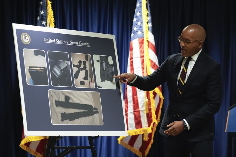 El fiscal federal Damian Williams habla sobre los cargos federales de tráfico sexual y extorsión contra Sean Diddy Combs durante una conferencia de prensa el martes 17 de septiembre de 2024 en Nueva York. (Foto AP/Pamela Smith)