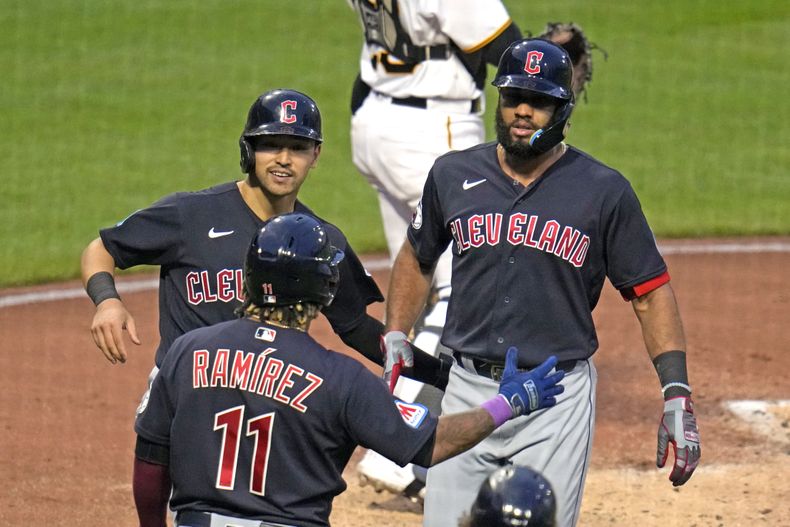 El dominicano de los Guardianes de Cleveland Amed Rosario celebra con Steven Kwan y José Ramírez tras batear un jonrón de dos carreras en la cuarta entrada ante los Piratas de Pittsburgh el lunes 17 de julio del 2023. (AP Foto/Gene J. Puskar)