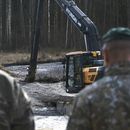 En esta imagen proporcionada por el Ejército estadounidense, soldados de la 1ra brigada blindada de combate, 3ra división de infantería, comentan con personal del Ejército lituano y de servicios de emergencia sus planes para recuperar un vehículo M88 Hercules del ejército estadounidense sumergido bajo varios metros agua en un pantano cerca de un campo de entrenamiento cerca de Pabadre, Lituania, el jueves 27 de marzo de 2025. (Christopher Saundersn/Ejército de Estados Unidos via AP)