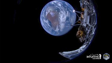 Esta imagen difundida por Intuitive Machines muestra su sonda lunar Odysseus con la Tierra al fondo, el 16 de febrero de 2024. (Intuitive Machines vía AP)
