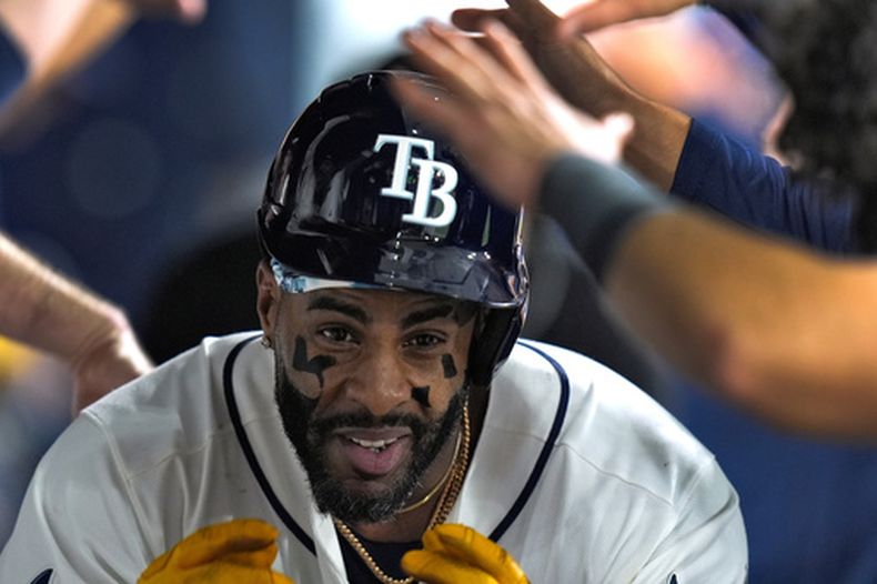 El cubano Yandy Díaz, de los Rays de Tampa Bay, celebra luego de batear un jonrón en el encuentro del martes 19 de mayo de 2026 ante los Orioles de Baltimore (AP Foto/Chris OMeara)