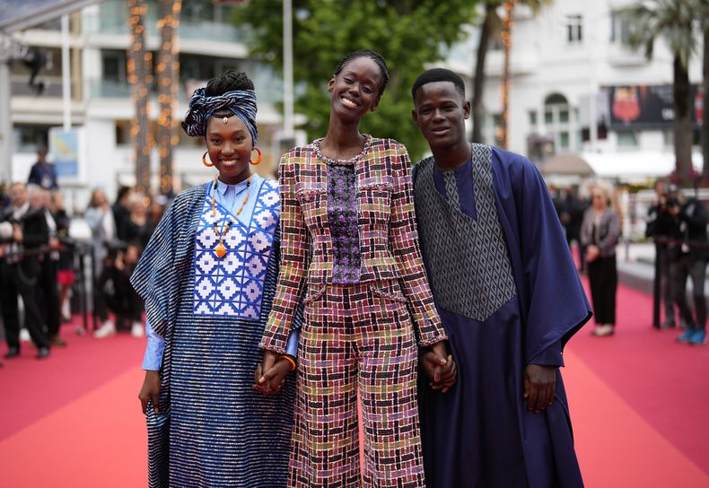 Khady Mane, de izquierda a derecha, la directora Ramata-Toulaye Sy y Mamadou Diallo posan al llegar al estreno de la película Banel e Adama en la 76a edición del festival internacional de cine de Cannes, en el sur de Francia, el sábado 20 de mayo de 2023. (Foto Scott Garfitt/Invision/AP)