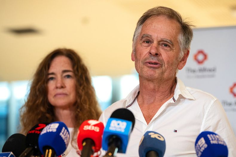 Phil Haines, esposo de la parlamentaria independiente Helen Haines, habla a los medios en El hospital Alfred en Melbourne, Australia, el miércoles 21 de octubre de 2026. (AAPImage via AP)