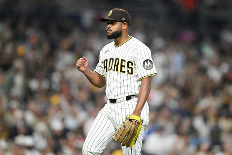 El dominicano Randy Vásquez, de los Padres de San Diego, festeja al descender del montículo en el juego ante los Tigres de Detroit, el sábado 28 de marzo de 2026 (AP Foto/Denis Poroy)
