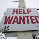 Un cartel en un lugar donde se busca empleados en Lansdale, Pensilvania el 28 de abril del 2023. (AP foto/Matt Rourke)