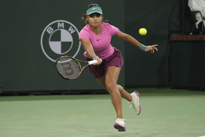 ARCHIVO - Emma Raducanu devuelve ante Iga Swiatek en el Abierto de Indian Wells, el 14 de marzo de 2023. (AP Foto/Mark J. Terrill)
