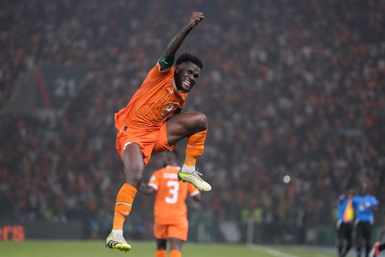 Franck Kessie de Costa de Marfil celebra durante el partido de cuartos de final de la Copa Africana de Naciones ante Malí, en el estadio Peace of Bouake, en Bouake, Costa de Marfil, el sábado 3 de febrero de 2024. (AP Foto/Sunday Alamba)
