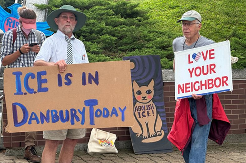 Activistas en contra del ICE se reúnen fuera de un tribunal, el jueves 27 de agosto de 2026, en Danbury, Connecticut. (AP Foto/Ted Shaffrey)