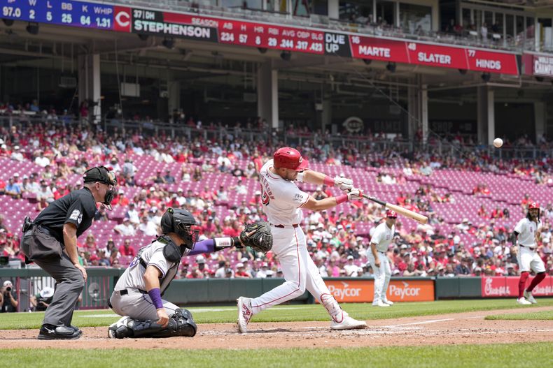 Tyler Stephenson de los Rojos de Cincinnati pega un jonrón de tres carreras en la tercera entrada ante los Rockies de Colorado el jueves 11 de julio del 2024. (AP Foto/Jeff Dean)