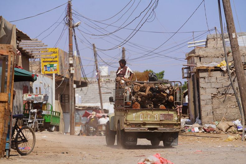 Un camión pasa por el vecindario Al-Basatín en Adén, Yemen, el 13 de octubre del 2026. (AP foto/Abdulnasser Alseddik)