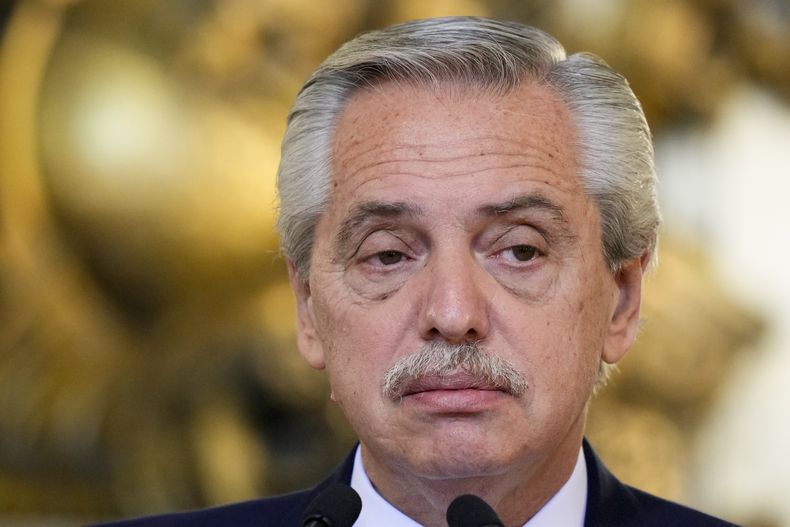 ARCHIVO - El presidente de Argentina, Alberto Fernández, asiste a una conferencia de prensa en la casa de gobierno en Buenos Aires, Argentina, el 13 de junio de 2023. (AP Foto/Natacha Pisarenko, Archivo)