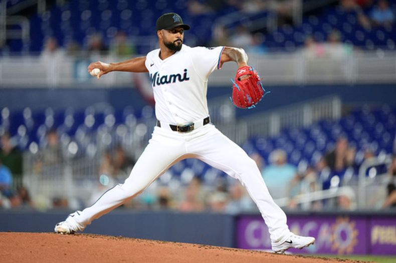 El abridor de los Marlins de Miami Sandy Alcantara lanza en la segunda entrada ante los Medias Blancas de Chicago el miércoles primero de abril del 2026. (AP Foto/Rebecca Blackwell)