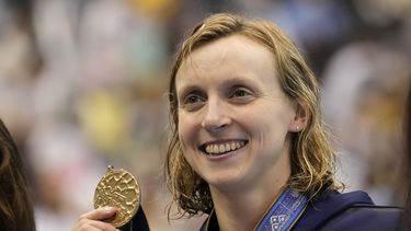 Katie Ledecky muestra su medalla de oro tras ganar los 1.500 metros libre en el Mundial de natación, el martes 25 de julio de 2023, en Fukuoka, Japón. (AP Foto/Lee Jin-man)