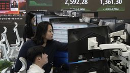 Corredores de divisas trabajan cerca de una pantalla que muestra el índice KOSPI surcoreano en la sede del banco KEB Hana, el lunes 5 de agosto de 2024, en Seúl, Corea del Sur. (AP Foto/Ahn Young-joon)
