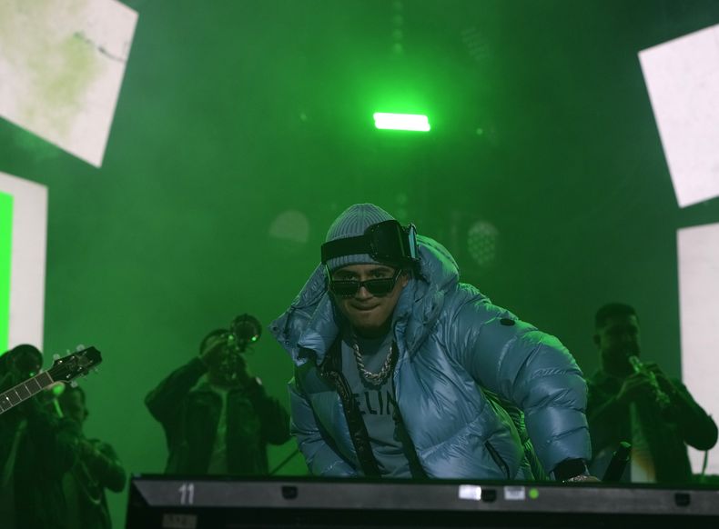 Fuerza Regida durante su concierto en el primer día del festival Arre en la Ciudad de México el sábado 9 de septiembre de 2023. (Foto AP/Fernando Llano)