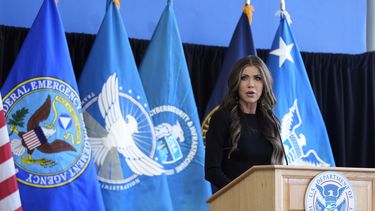 La secretaria de Seguridad Nacional Kristi Noem se dirige a los empleados del Departamento de Seguridad Nacional, el martes 28 de enero de 2025, en Washington. (AP Foto/Manuel Balce Ceneta)