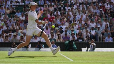 Jannik Sinner, de Italia, devuelve la pelota a Novak Djokovic, de Serbia, en su partido de semifinales de individuales masculinos en el Campeonato de Tenis de Wimbledon, en Londres, el viernes 10 de julio de 2026. (Foto AP/Brian Inganga)