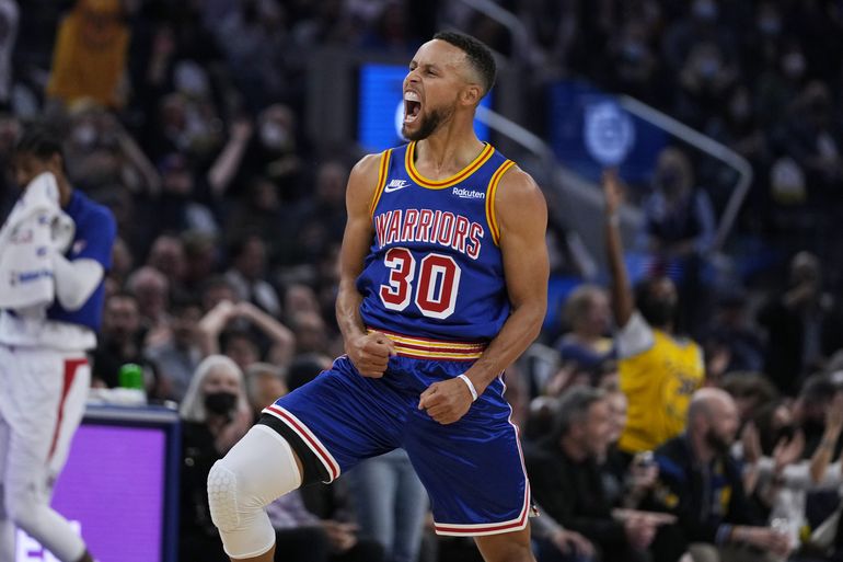 Stephen Curry anota 45 y Warriors frenan a Clippers 115-113