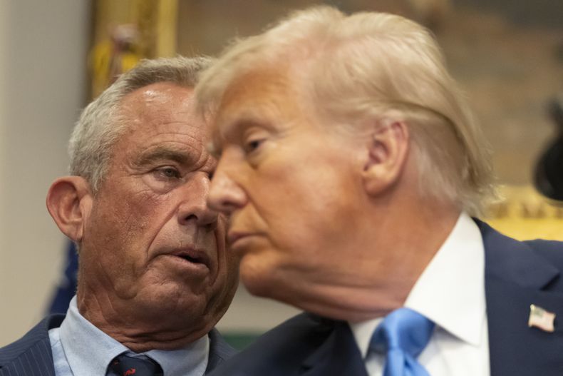 El secretario de Salud y Servicios Humanos de EEUU, Robert F. Kennedy Jr., habla con el presidente Donald Trump en la Casa Blanca, en Washington, el lunes 22 de septiembre de 2025. (AP Foto/Mark Schiefelbein)