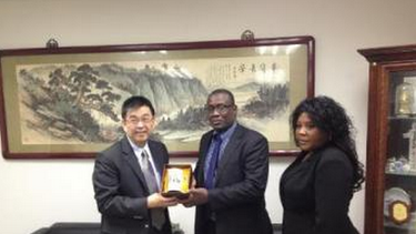 americateve | Jorge Luis Garcia Pérez "Antúnez" e Yris Pérez Aguilera se reúnen con el Presidente de la Universidad de Taipei.