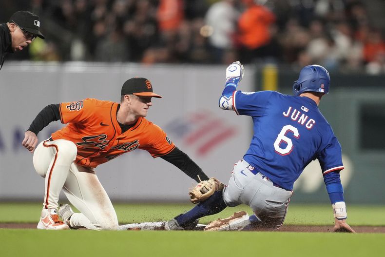 Josh Jung (6), de los Rangers de Texas, es eliminado tratando de robar la segunda base por el segunda base de los Gigantes de San Francisco, Tyler Fitzgerald, durante la séptima entrada de un juego de béisbol en San Francisco, el viernes 25 de abril de 2025. (AP Foto/Jeff Chiu)