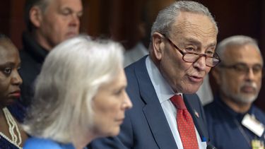 El líder de la minoría demócrata en el Senado Chuck Schumer y la senadora demócrata Kirsten Gillibrand en el Congreso en Washington el 13 de mayo del 2025. (AP foto/Mark Schiefelbein)