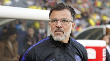 Anthony Hudson, técnico de la selección de Estados Unidos, espera el inicio de un partido amistoso ante Colombia, el sábado 28 de enero de 2023, en Carson, California (AP Foto/Marcio José Sánchez)