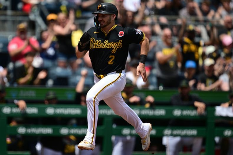 Spencer Horwitz de los Piratas de Pittsburgh anota tras un doble remolcador de Brandon Lowe en la tercera entrada ante los Cachorros de Chicago el lunes 25 de mayo del 2026. (AP Foto/David Dermer)