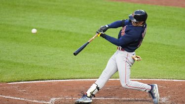 Jarren Duran de los Medias Rojas de Boston conecta un gran slam frente al lanzador de los Orioles de Baltimore Kyle Bradish en el encuentro del martes 25 de abril del 2023. (AP Foto/Julio Cortez)