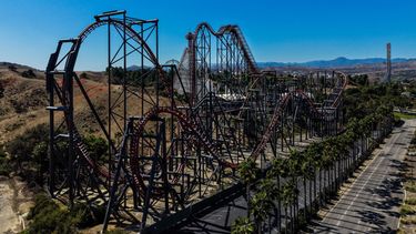 Vista aérea de la montaña rusa X2 en Six Flags Magic Mountain en Valencia, California, el 23 de septiembre de 2026. (AP Foto/Jae C. Hong)