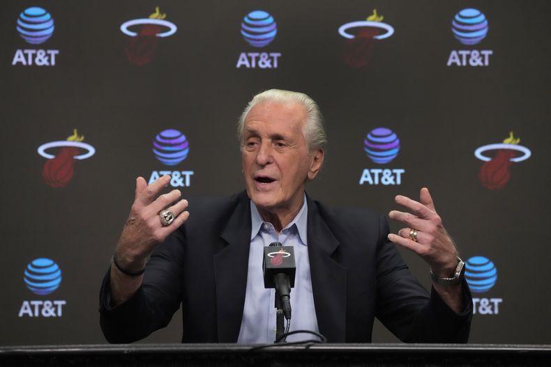 ARCHIVO - El presidente del Heat de Miami Pat Riley se expresa durante una conferencia de prensa de final de temporada en Miami, el martes 20 de junio de 2023. (AP Foto/Wilfredo Lee, Archivo)