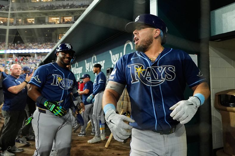 El mexicano Jonathan Aranda (adelante) y el dominicano Jorge Mateo, de los Rays de Tampa Bay, festejan en la 10ma entrada del juego ante los Rangers de Texas, el sábado 5 de septiembre de 2026 (AP Foto/Tony Gutiérrez).