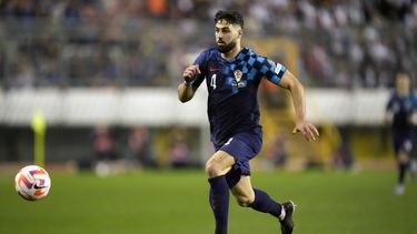 ARCHIVO - El zaguero croata Josko Gvardiol durante el partido contra Gales por las eliminatorias de la Euro 2024, el sábado 25 de marzo de 2023, en Split, Croacia. (AP Foto/Darko Bandic)