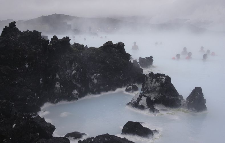 ARCHIVO - En esta imagen del 21 de febrero de 2006, turistas se relajan en el balneario geotérmico Laguna Azul, en Islandia, el 21 de febrero de 2006. La laguna geotérmica Laguna Azul cerró de forma temporal tras una serie de sismos que pusieron la región suroeste de Islandia bajo alerta volcánica. (AP Foto/Kirsty Wigglesworth, Archivo)