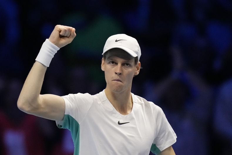 El italiano Jannik Sinner festeja tras ganar el duelo ante el danés Holger Rune en las Finales de la ATP, el jueves 16 de noviembre de 2023 (AP Foto/Antonio Calanni)