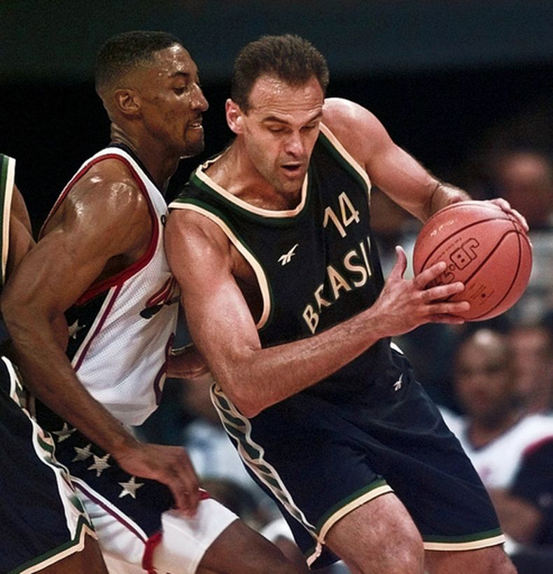 ARCHIVO - Oscar Schmidt, de la selección de Brasil, conduce un balón frente a Scottie Pippen de Estados Unidos en los Juegos Olímpicos de Atlanta, el 30 de julio de 1996 (AP Foto/Hans Deryk, File)