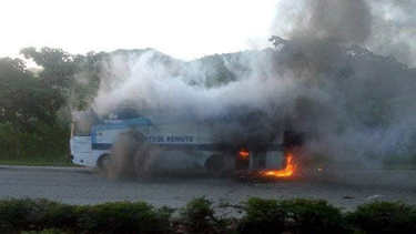 unidad de control remoto de tele turquino se incendia en plena carretera de santiago de cuba