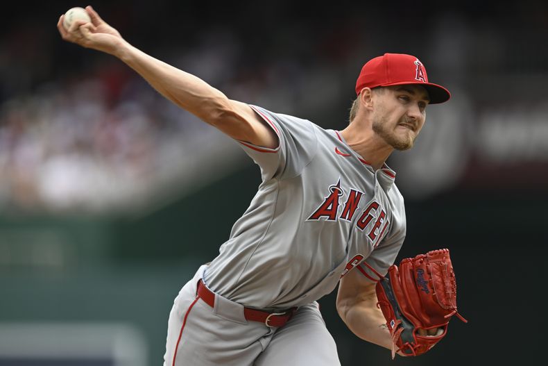 Jack Kochanowicz, abridor de los Angelinos de Los Ángeles, lanza durante la segunda entrada del juego de béisbol en contra de los Nacionales de Washington, el domingo 11 de agosto de 2024, en Washington. (AP Foto/John McDonnell)