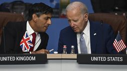 El primer ministro británico Rishi Sunak, a la izquierda, y el presidente estadounidense Joe Biden dialogan al inicio de una reunión del Consejo del Atlántico Norte, durante la cumbre de la OTAN, el 11 de julio de 2023, en Vilna, Lituania. (Paul Ellis/Foto compartida vía AP, Archivo)