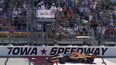 OWard gana carrera en Iowa tras choque del líder Newgarden