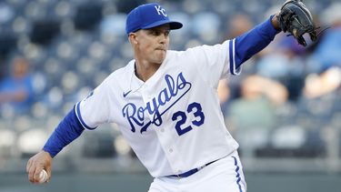 Zack Greinke, de los Reales de Kansas City, realiza un pitcheo en el encuentro del miércoles 3 de mayo de 2023, ante los Orioles de Baltimore. (AP Foto/Colin E. Braley)