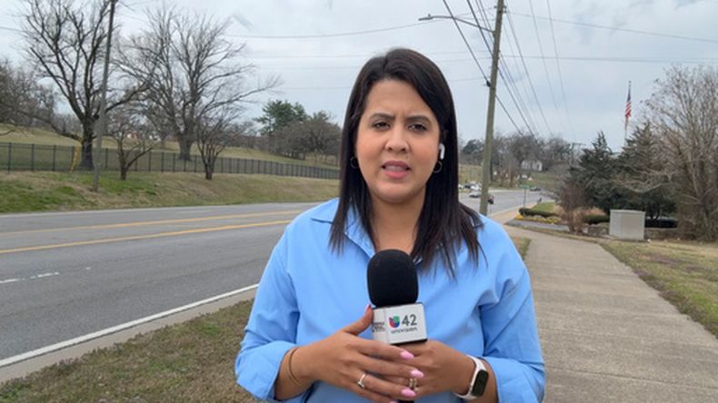 En esta imagen difundida por Nashville Noticias se puede ver a Estefany Rodríguez Florez, una reportera para la cadena en español que ha hecho reportajes donde se critica al ICE y fue arrestada durante una parada de tráfico, el miércoles 4 de marzo de 2026. (Nashville Noticias vía AP)