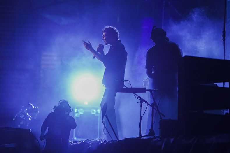 El vocalista León Larregui de la banda mexicana de rock Zoé durante su presentación en la 25ª edición del festival de música Vive Latino en la Ciudad de México, el domingo 16 de marzo de 2025. (Foto AP/Aurea Del Rosario)