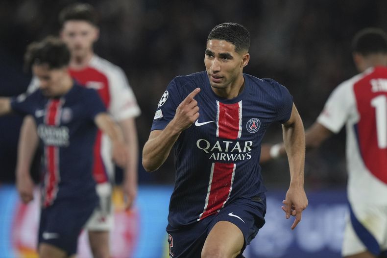 Achraf Hakimi celebra tras marcar el segundo gol del Paris Saint-Germain en la vuelta de las semifinales de la Liga de Campeones, el miércoles 7 de mayo de 2025, en París. (AP Foto/Thibault Camus)
