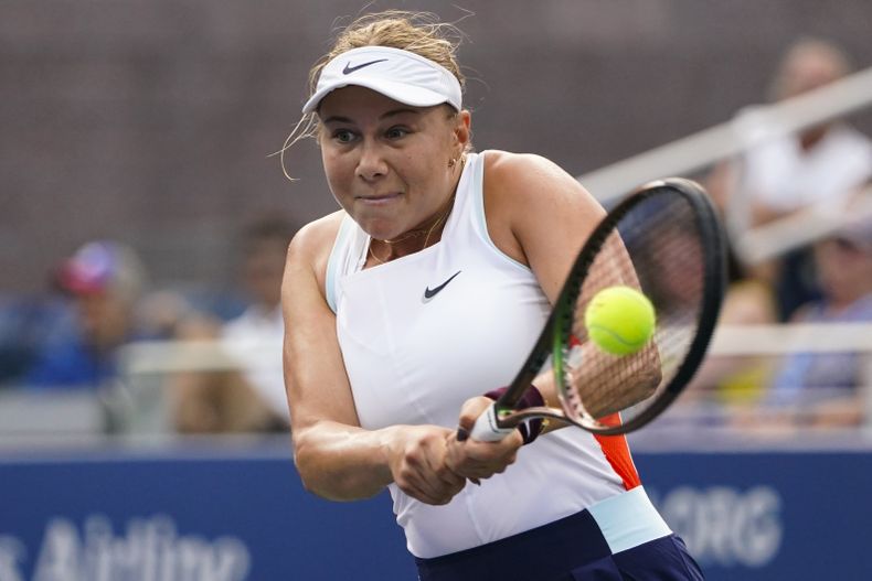 ARCHIVO - Foto del 30 de agosto del 2022, la estadounidense Amanda Anisimova en el encuentro ante Yulia Putintseva en la primera ronda del Abierto de Estados Unidos. El sábado 6 de mayo del 2023, Anisimova dice que se tomará un descanso indefinido por salud mental. (AP Foto/Frank Franklin II, Archivo)