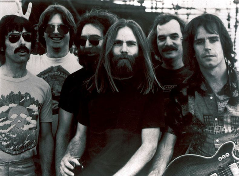 ARCHIVO - Esta foto de archivo sin fecha muestra a los miembros de la banda Grateful Dead, de izquierda a derecha: Mickey Hart, Phil Lesh, Jerry Garcia, Brent Mydland, Bill Kreutzmann y Bob Weir. (AP Foto/Archivo)