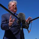 El presidente Donald Trump habla con la prensa después de que la rampa inflable de emergencia del avión presidencial antes de la llegada del mandatario a la Base Conjunta Andrews, el miércoles 9 de septiembre de 2026, en Maryland. (AP Foto/Jacquelyn Martin)